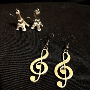 Set of two statement earrings
